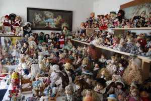 Puppensammlung im Strick-Haus